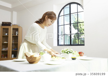 食卓 テーブル 食べ物 35609199
