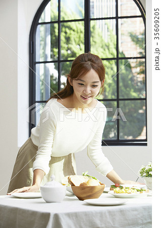 笑顔 微笑 微笑み 35609205