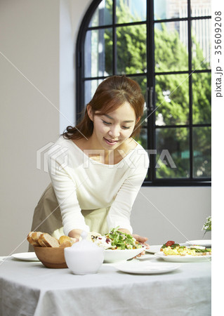 食卓 テーブル 女性 35609208