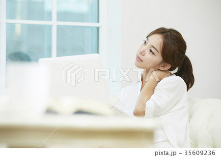 考え 考える 女性 35609236