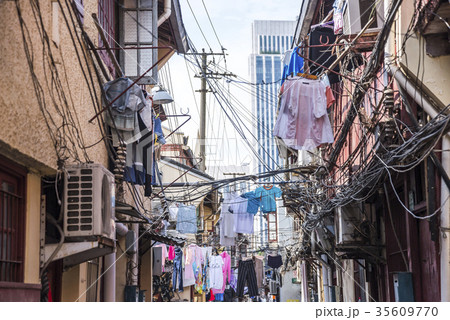 背後に高層ビルを見る生活感ある路地風景 35609770