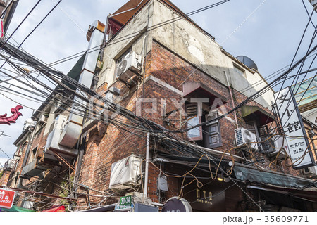 レンガ造りの古い家屋と張り巡られた電線 レンガ造りの古い家屋と張り巡られた電線 35609771