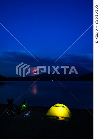 湖畔のキャンプ 35610105