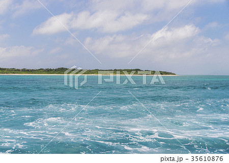 海から見る竹富島 35610876