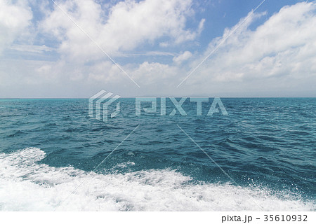 黒島 (沖縄県竹富町) 近くの海上 黒島 (沖縄県竹富町) 近くの海上 35610932