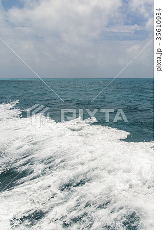 黒島 (沖縄県竹富町) 近くの海上 35610934