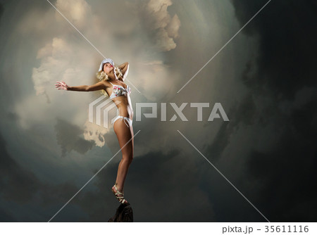 Dancing blonde in bikini 35611116