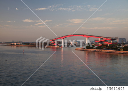 夕暮れの中ノ島大橋 35611995