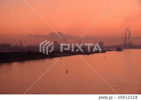 夕暮れの京葉工業地域 千葉県風景 君津市 木更津港 夕暮れの京葉工業地域 千葉県風景 君津市 木更津港 35612328