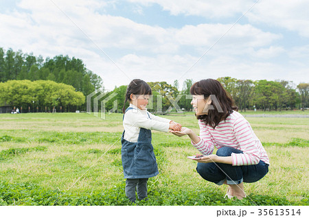 公園で遊ぶ親子 35613514