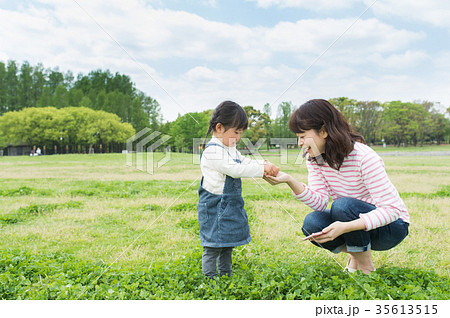 公園で遊ぶ親子 35613515