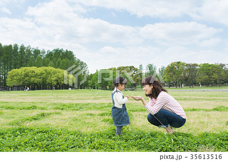 公園で遊ぶ親子 35613516