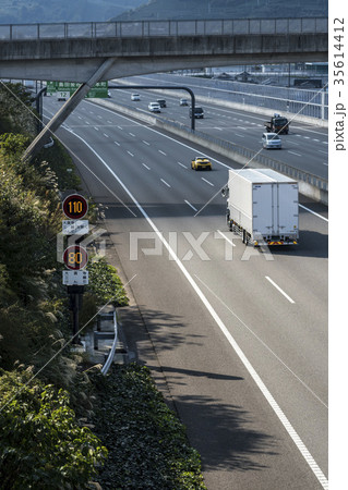 新東名高速道路 新静岡ic 森掛川ic間の最高速度 制限速度110km H標識の写真素材