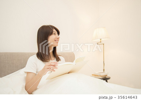 ライフスタイル　読書をする女性 35614643