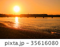 夕陽の浜辺を行く列車 35616080