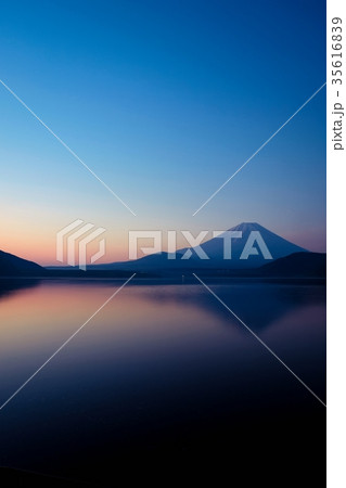 本栖湖(夜明け) 本栖湖(夜明け) 35616839