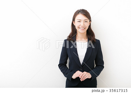 笑顔の女性社員 35617315