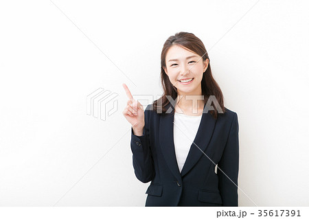 笑顔の女性社員 35617391