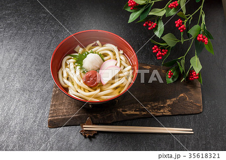 本場の年明けうどん Japan of the new year udon  35618321