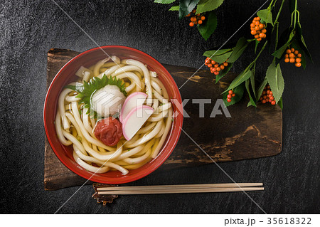 本場の年明けうどん Japan of the new year udon  35618322