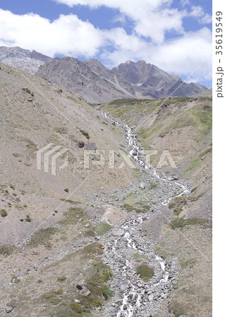 南米チリ中部の山岳地帯、リオジャンカルから見るアンデス山脈の険しい山並み 南米チリ中部の山岳地帯、リオジャンカルから見るアンデス山脈の険しい山並み 35619549
