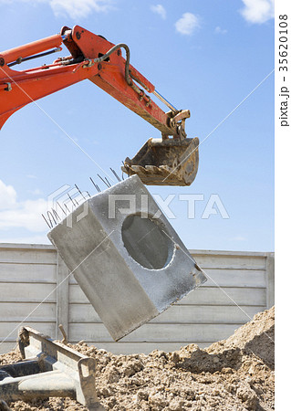 Excavator lift a manhole Excavator lift a manhole 35620108