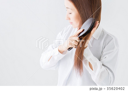 髪をくしでとかす女性 35620402