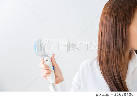 ドライヤーをかける女性 35620406