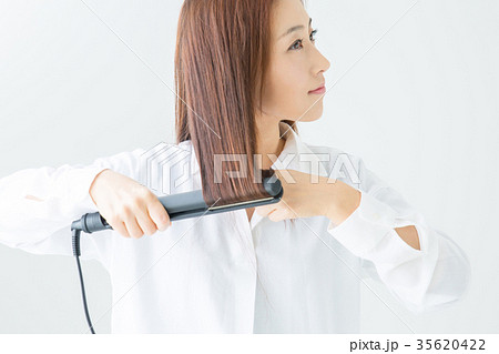 コテを使う女性 35620422