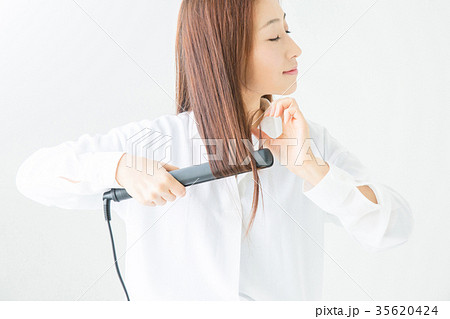 コテを使う女性 35620424