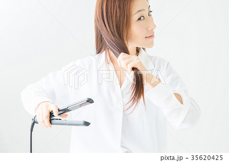 コテを使う女性 35620425