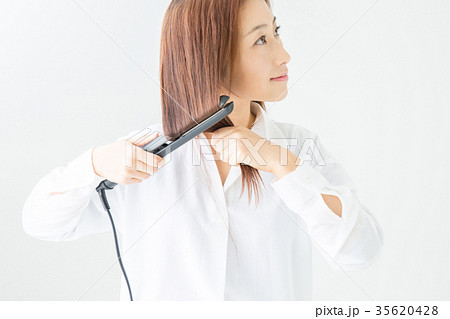 コテを使う女性 コテを使う女性 35620428