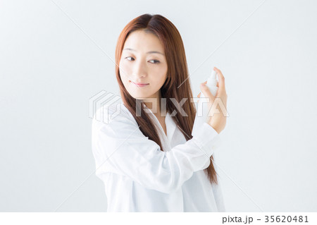 ヘアスプレーする女性 35620481