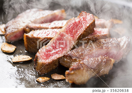 焼き上がったステーキ肉の写真素材