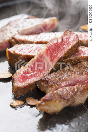焼き上がったステーキ肉 35620639