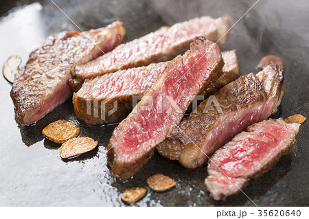 焼き上がったステーキ肉 35620640