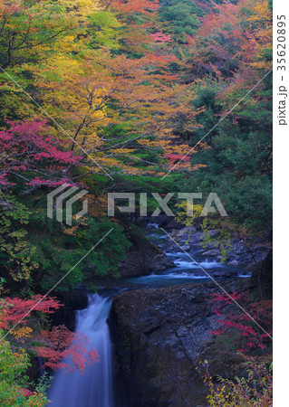 滝と紅葉 高野龍神スカイライン 大滝の写真素材 3565