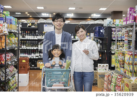 スーパーで買い物をする親子 35620939