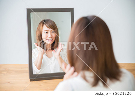 ヘアスタイルを気にする女性(笑顔) ヘアスタイルを気にする女性(笑顔) 35621226