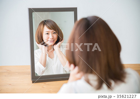 ヘアスタイルを気にする女性(笑顔) ヘアスタイルを気にする女性(笑顔) 35621227