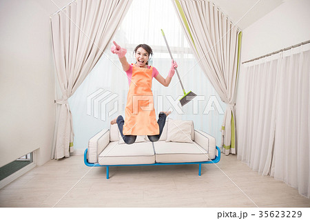 woman in living room 35623229