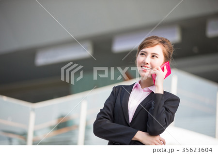 businesswoman talk on phone 35623604