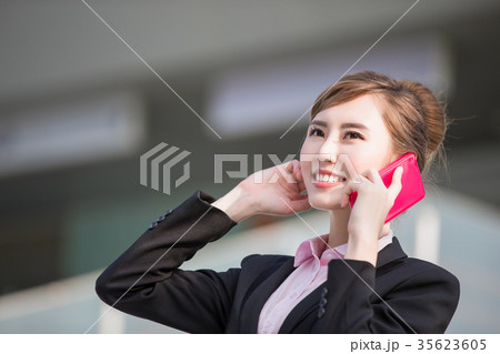 businesswoman talk on phone 35623605
