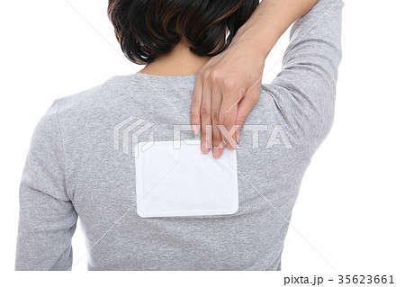 肩甲骨の間に使い捨てカイロを貼る 肩甲骨の間に使い捨てカイロを貼る 35623661