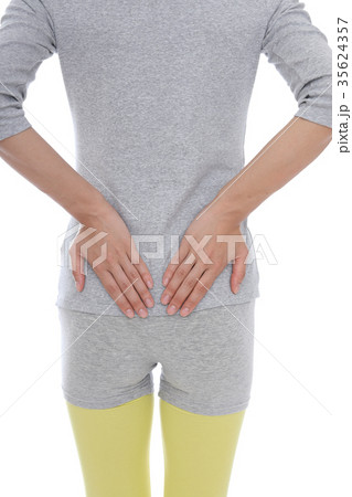 手のひらで腰を温める 手のひらで腰を温める 35624357