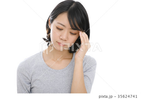 目が疲れる女性 35624741