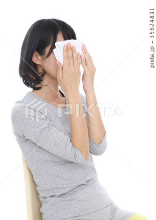 ホットタオルで目を休ませる女性 35624831