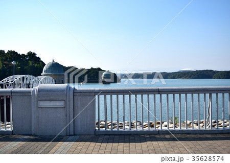 10月秋晴れ 欄干と多摩湖 35628574