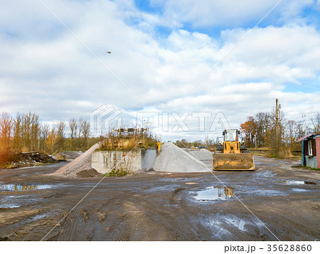 Wheel bulldozer with rotary u-blade and bucket 35628860