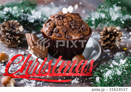Chocolate muffin and Merry Christmas inscription. 35629537